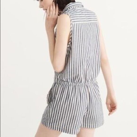 ✨ HP✨Abercrombie & Fitch Classic Romper ✨ - Picture 3 of 8
